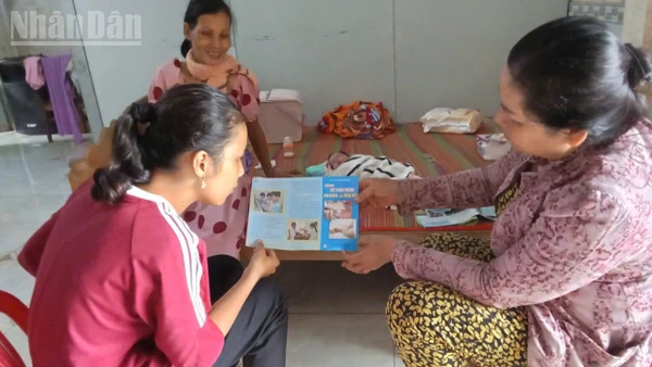 Chị Điểu Thị Thủy (bìa trái) hướng dẫn nhân dân chăm sóc sức khỏe sinh sản tại gia đình.