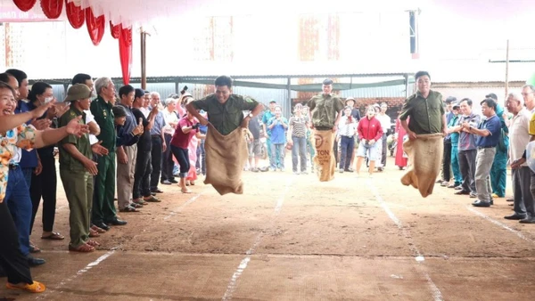 Nhân dân tỉnh Đồng Nai phấn khởi tham gia các trò chơi tại Ngày hội “Đại đoàn kết toàn dân tộc”.