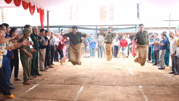 Nhân dân tỉnh Đồng Nai phấn khởi tham gia các trò chơi tại Ngày hội “Đại đoàn kết toàn dân tộc”.