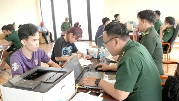 Bộ đội Biên phòng tỉnh Đồng Nai thực hiện các thủ tục đối với các công dân vừa tiếp nhận từ phía Campuchia.