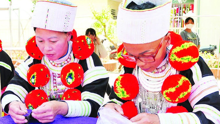 Mnoho žen v obci Duong Hong se učí tradičnímu vyšívání krojů. 11.jpg