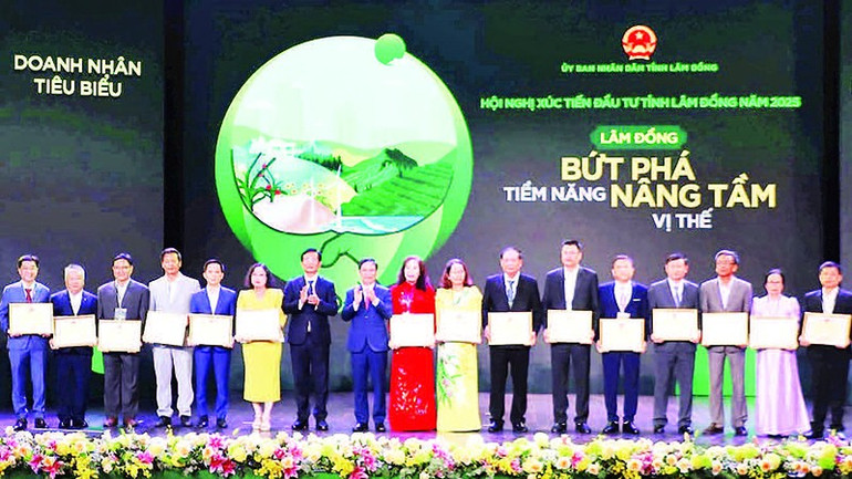 Lãnh đạo tỉnh Lâm Đồng trao bằng khen tặng doanh nhân tiêu biểu. 6.jpg