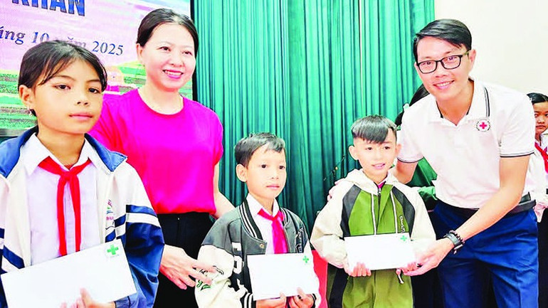Trao học bổng cho các em có hoàn cảnh khó khăn. 7.jpg