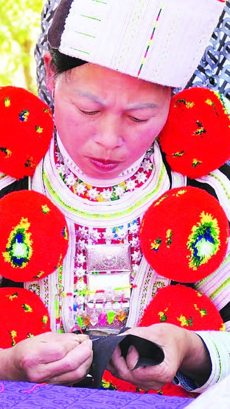 Vyšívání motivů a vzorů na oděv a dokončení šatů trvá mnoho dní. 10.jpg