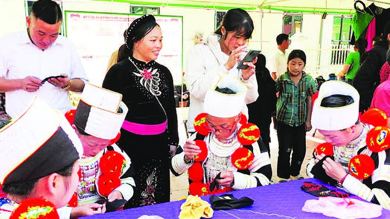 Za účelem zachování a propagace tradičních řemesel pořádají místní úřady pravidelně na konci roku soutěže ve vyšívání tradičních krojů. 12.jpg