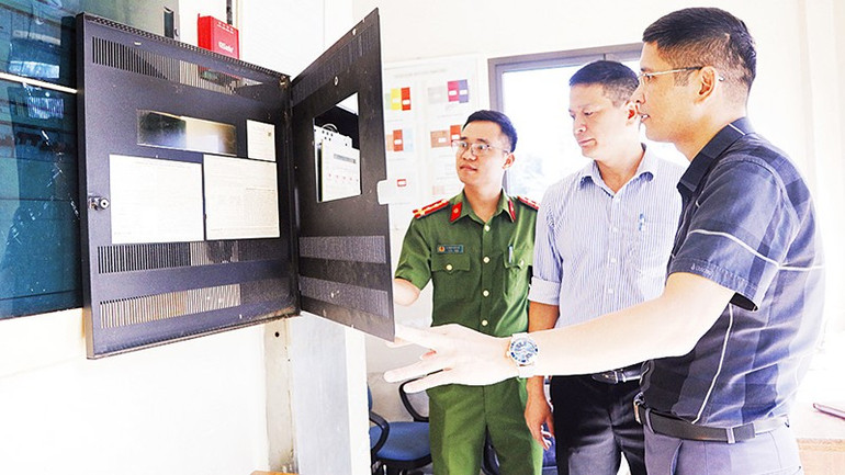 Cán bộ Công ty TNHH VSIP Bắc Ninh thực hành vận hành thiết bị truyền tin báo cháy. (Ảnh TUYẾT MAI) 7.jpg