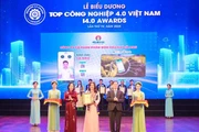 Đại diện PVCFC nhận biểu trưng vinh danh PVCFC đạt Top Doanh nghiệp khoa học và công nghệ, đổi mới sáng tạo và chuyển đổi số.