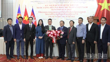 Lãnh đạo tỉnh Battambang chúc mừng Tổng Lãnh sự quán Việt Nam nhân kỷ niệm 80 năm ngày Quốc khánh. (Ảnh: ĐINH TRƯỜNG)