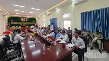 Quang cảnh buổi làm việc giữa Đoàn công tác của Đại sứ quán Việt Nam tại Campuchia với lãnh đạo tỉnh Prey Veng.