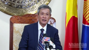 Đại sứ Nguyễn Minh Vũ trả lời phỏng vấn các cơ quan báo chí nhân kỷ niệm 58 năm Ngày Thiết lập quan hệ ngoại giao Việt Nam-Campuchia.