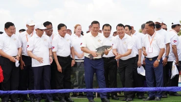 Thủ tướng Hun Manet cùng các đại biểu thả cá và các động vật thủy sinh khác về môi trường sống tự nhiên. (Ảnh: Bộ Nông, Lâm, Ngư nghiệp Campuchia)