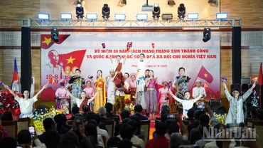 Các đại biểu thưởng thức chương trình văn nghệ tại buổi lễ. (Ảnh: ĐINH TRƯỜNG)