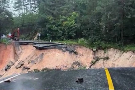[Video] Sạt lở nghiêm trọng trên đèo Mimosa, nhiều đoạn đường rơi xuống vực sâu