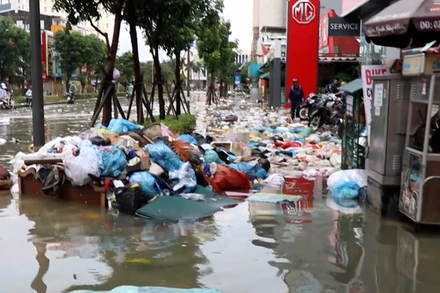 [Video] Lũ chồng lũ, rác thải bủa vây các tuyến đường của TP Huế