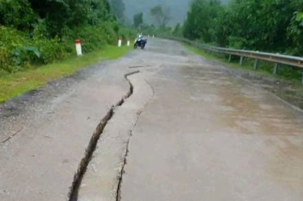 [Video] Quảng Trị xuất hiện vết nứt dài trên đường Hồ Chí Minh nhánh Tây