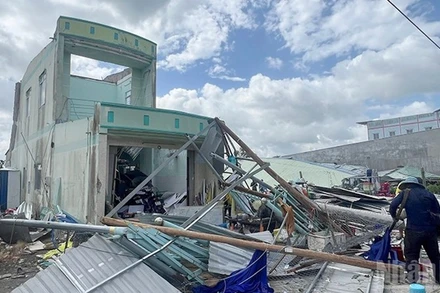 [Video] Dông lốc làm sập và tốc mái gần 300 nhà dân tại Đồng Tháp, 17 người bị thương