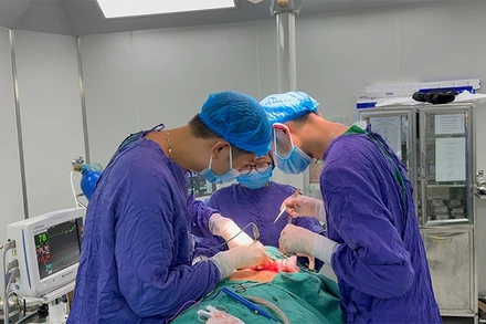 [Video] "Thách thức" phẫu thuật khối u tuyến giáp chèn ép khí quản: Giải pháp an toàn từ đội ngũ chuyên gia