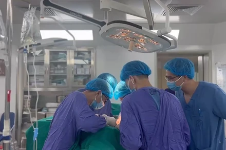 [Video] Bệnh viện Ung Bướu Hà Nội phẫu thuật thành công khối u thận “khổng lồ” xâm lấn tĩnh mạch chủ dưới