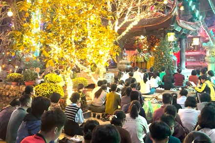 [Video] Người dân đi chùa cầu an Rằm tháng Giêng