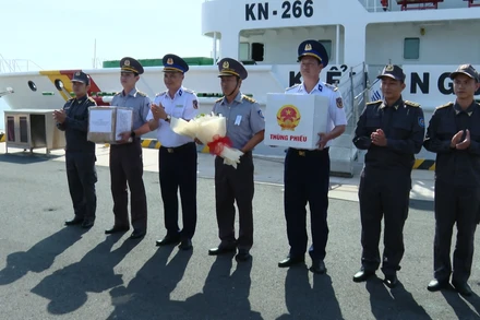 [Video] Tàu Kiểm ngư 260 hoàn thành công tác bầu cử sớm 
