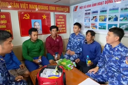 [Video] Cảnh sát biển cứu 4 ngư dân trên tàu cá bị cháy 