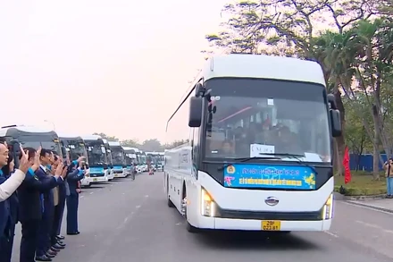[Video] Hà Nội tổ chức đưa 1.200 công nhân về quê đón Tết