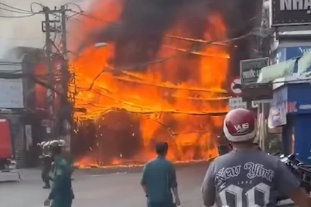 [Video] Hỏa hoạn thiêu rụi cửa hàng nội thất tại TP Hồ Chí Minh