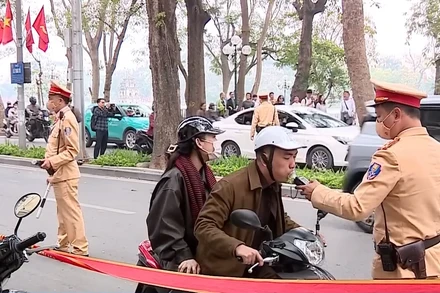 [Video] Dù được cảnh báo trước, CSGT vẫn phạt đến 21 tỉ tiền vi phạm giao thông trong ngày mùng 1 Tết 