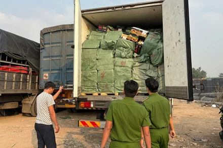 [Video] TP Hồ Chí Minh phát hiện hơn 28 tấn thực phẩm bẩn không rõ nguồn gốc