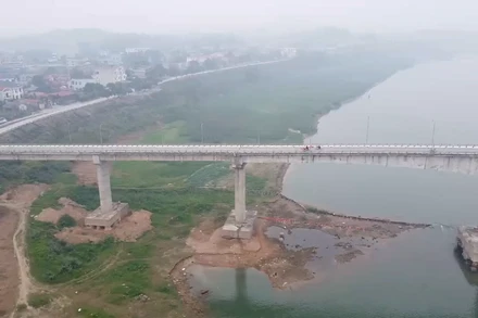 [Video] Bắc cầu phao tạm thay thế cầu Sông Lô