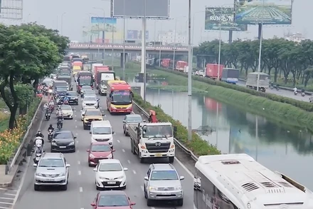 [Video] TP Hồ Chí Minh sử dụng flycam điều tiết giao thông cửa ngõ dịp cận Tết