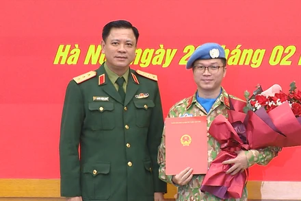 [Video] Trao quyết định sĩ quan tham gia gìn giữ hòa bình tại Cộng hòa Trung Phi