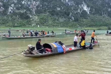 [Video] Tìm thấy thi thể 2 nạn nhân trong vụ lật thuyền trên sông Gianh