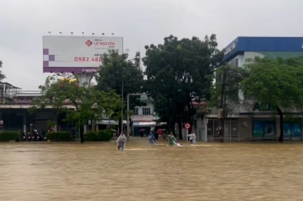 [Video] Huế: Nước dâng cao khiến nhiều phường xã bị cô lập
