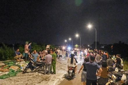 [Video] Lũ sông Cầu đạt đỉnh, Bắc Ninh xuyên đêm đắp đê Đẩu Hàn
