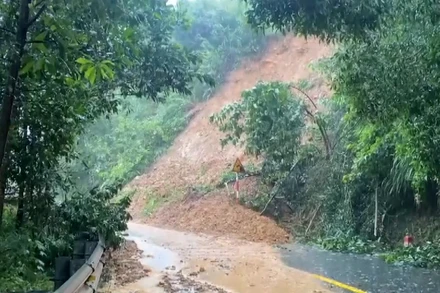[Video] Quảng Ngãi khẩn trương khắc phục các điểm sạt lở trên Quốc lộ 24C