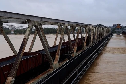 [Video] Huế huy động 19 toa tàu gia tải mặt cầu đường sắt Bạch Hổ 