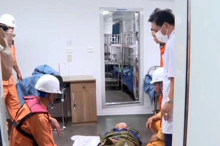 [Video] Cấp cứu kịp thời ngư dân bị tai nạn lao động nguy kịch trên biển