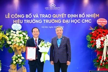 Ông Nguyễn Trung Chính, Chủ tịch Tập đoàn CMC trao quyết định bổ nhiệm cho Phó Giáo sư, Tiến sĩ Nguyễn Thanh Tùng.