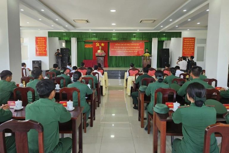 Phó Chủ tịch nước Võ Thị Ánh Xuân thăm cán bộ, chiến sĩ Ban Chỉ huy Biên phòng Cửa khẩu cảng Bà Rịa-Vũng Tàu.