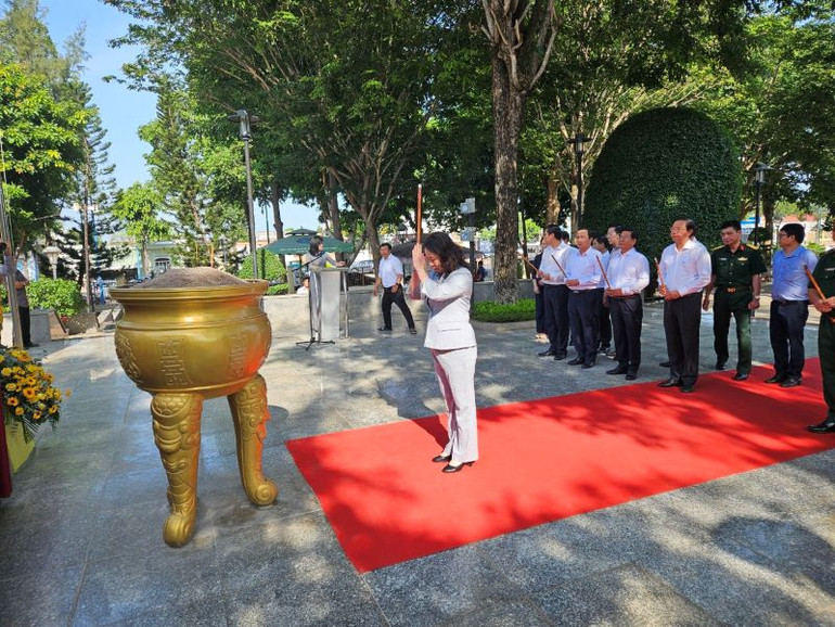 Phó Chủ tịch nước Võ Thị Ánh Xuân cùng Đoàn công tác Trung ương đã đến đặt vòng hoa, dâng hương viếng nữ Anh hùng Liệt sĩ Võ Thị Sáu tại huyện Đất Đỏ.