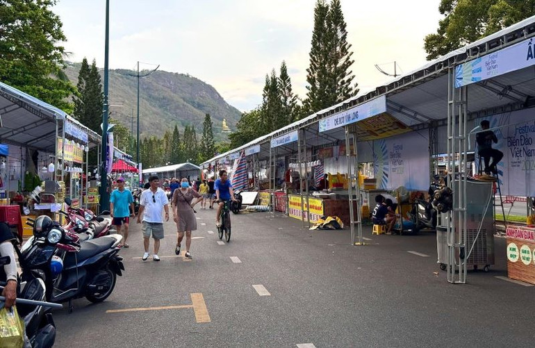 Các gian hàng bán đồ ăn, ẩm thực cũng phải tháo dỡ khi có văn bản yêu cầu.