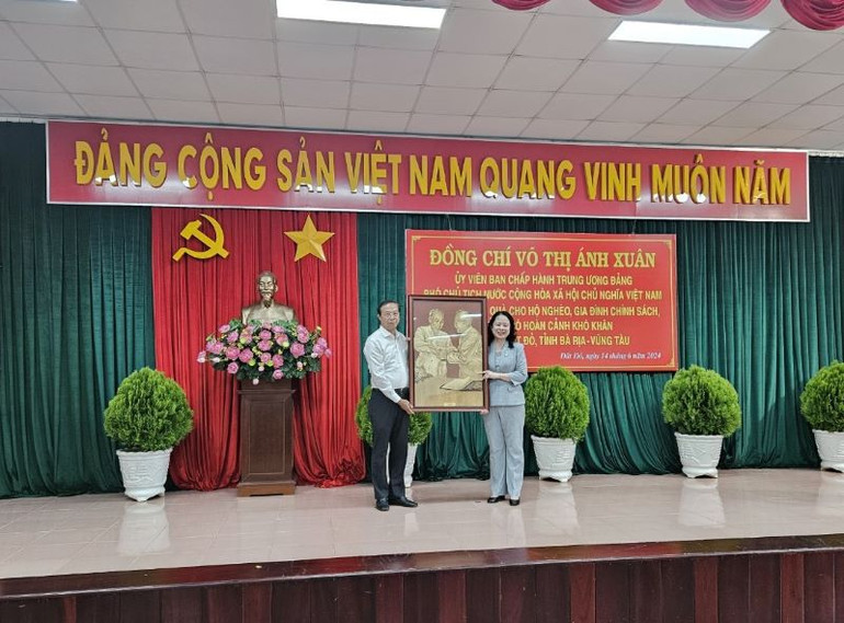 Phó Chủ tịch nước Võ Thị Ánh Xuân đã tặng bức tranh Bác Hồ và Bác Tôn cho tỉnh Bà Rịa-Vũng Tàu.