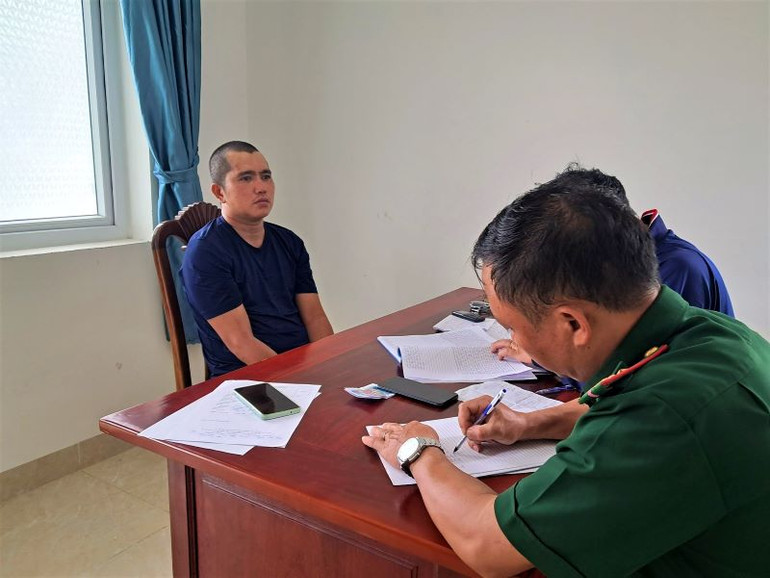 Đối tượng Trần Hoàng Hiếu tại cơ quan điều tra Đồn Biên phòng Phước Tỉnh. Đối tượng Trần Hoàng Hiếu tại cơ quan điều tra Đồn Biên phòng Phước Tỉnh.