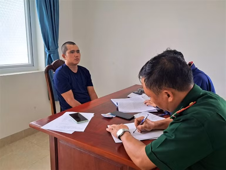 Đối tượng Trần Hoàng Hiếu tại cơ quan điều tra Đồn Biên phòng Phước Tỉnh.