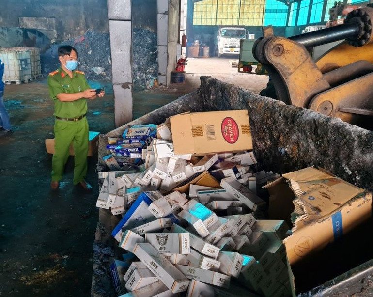 Thuốc lá lậu bị tiêu hủy tại Nhà máy xử lý rác của Công ty Trách nhiệm hữu hạn Hà Lộc (xã Tóc Tiên, thị xã Phú Mỹ).