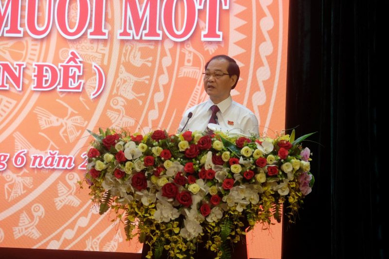 Ông Mai Ngọc Thuận, Phó Chủ tịch Hội đồng nhân dân tỉnh phát biểu tại kỳ họp.