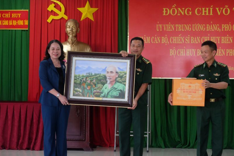 Phó Chủ tịch nước Võ Thị Ánh Xuân tặng quà cho Ban Chỉ huy Biên phòng Cửa khẩu cảng Bà Rịa-Vũng Tàu.