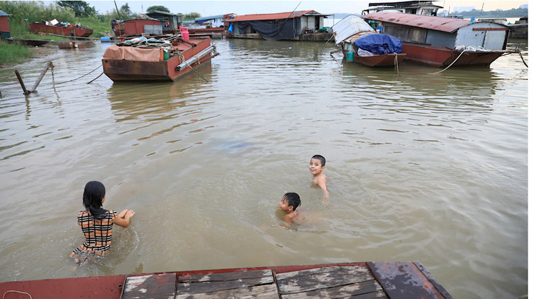 Trẻ em tại làng chài Văn Đức, xã Văn Đức, huyện Gia Lâm, Hà Nội. (Ảnh: THÀNH ĐẠT)