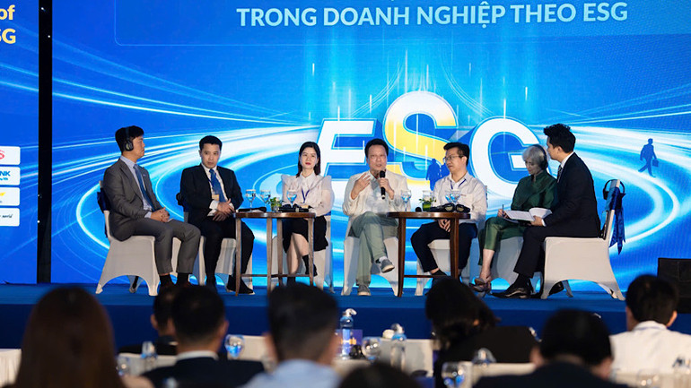 Các chuyên gia, đại diện doanh nghiệp chia sẻ thông tin tại phiên thảo luận.